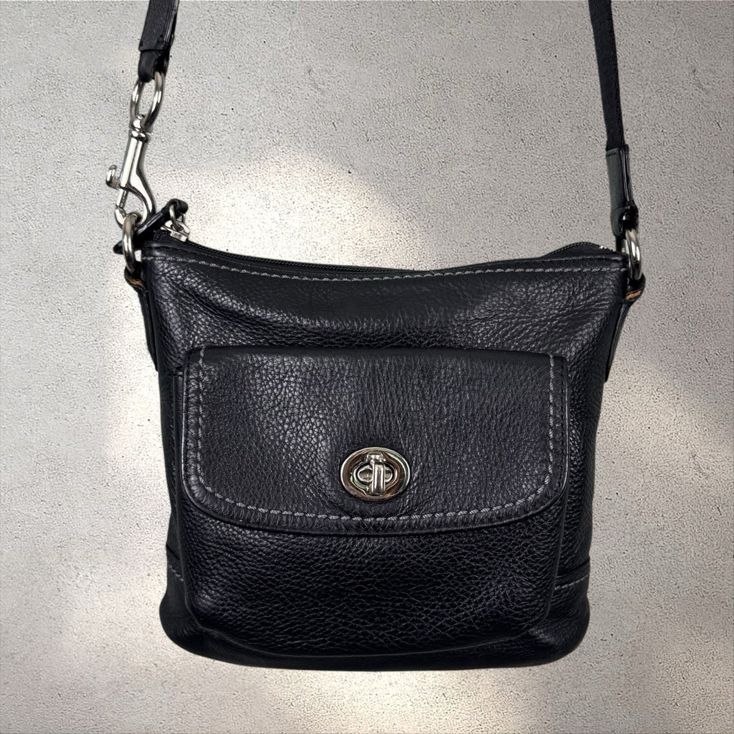 Coach Black Park Pebbled Leather Crossbody Bag Turnlock Front Pocket Teal Lining